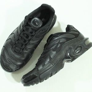 black leather air max plus